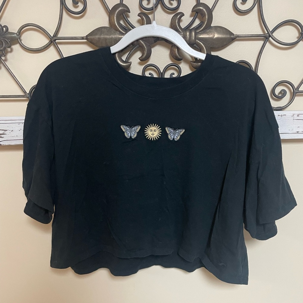 Hollister Black Cropped T-Shirt with Embroidered Sun and Butterflies, Size Large